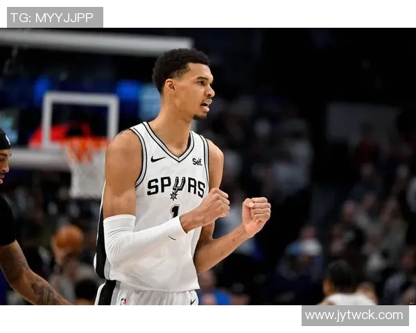 文班亚马半场高效表现仅用16分钟砍下22分7篮板3助攻引发热议