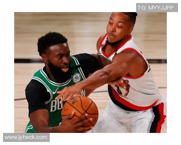 杰伦布朗半场表现低迷仅得7分罚球全中成唯一亮点